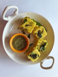 सूजी-बेसन मिक्स ढोकला (Suji-besan mix dhokla recipe in Hindi) रेसिपी मुख्य फोटो
