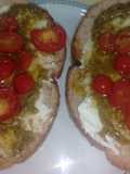 Tosta de Queso, Pesto y Tomates Cherry