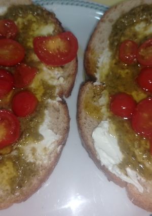 Una foto de Tosta de Queso, Pesto y Tomates Cherry