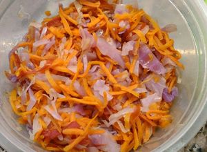 Una foto de Ensalada de repollo, zanahorias y cebollas