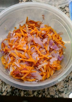 Una foto de Ensalada de repollo, zanahorias y cebollas
