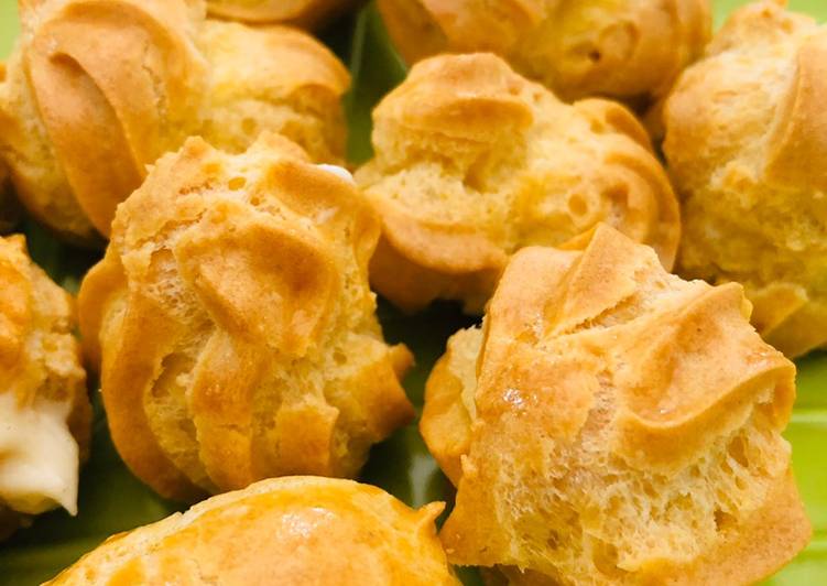 Kue sus mini isi krim vanilla (ala yang dijual di bandara π
)