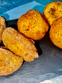 Una foto de Bombas de patata rellenas de acelgas y roquefort con croquetas de patatas, acelgas y roquefort