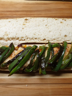 Una foto de Bocadillo de pollo, pimientos y bacon sin gluten