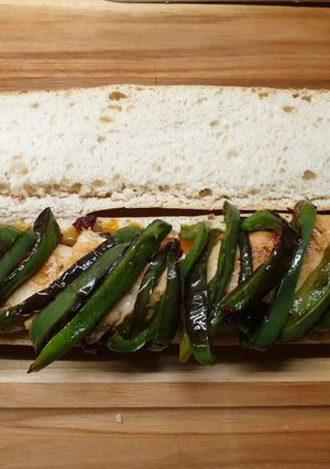 Una foto de Bocadillo de pollo, pimientos y bacon sin gluten