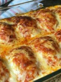 Una foto de Huevos rellenos de carne picada al gratén