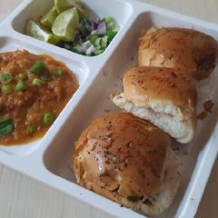A picture of Spring onion Pav bhaji.