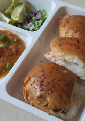 A picture of Spring onion Pav bhaji.