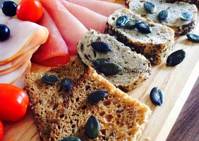 Гренки из черного хлеба с семечками