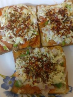 ब्रेड पिज़्ज़ा (Bread pizza recipe in hindi) रेसिपी मुख्य फोटो