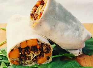 Foto di Rolls con baba ghanoush, patate dolci e tofu croccante