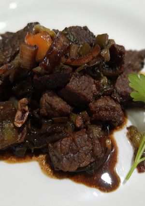 Una foto de Daditos de res con especias y salsa soya