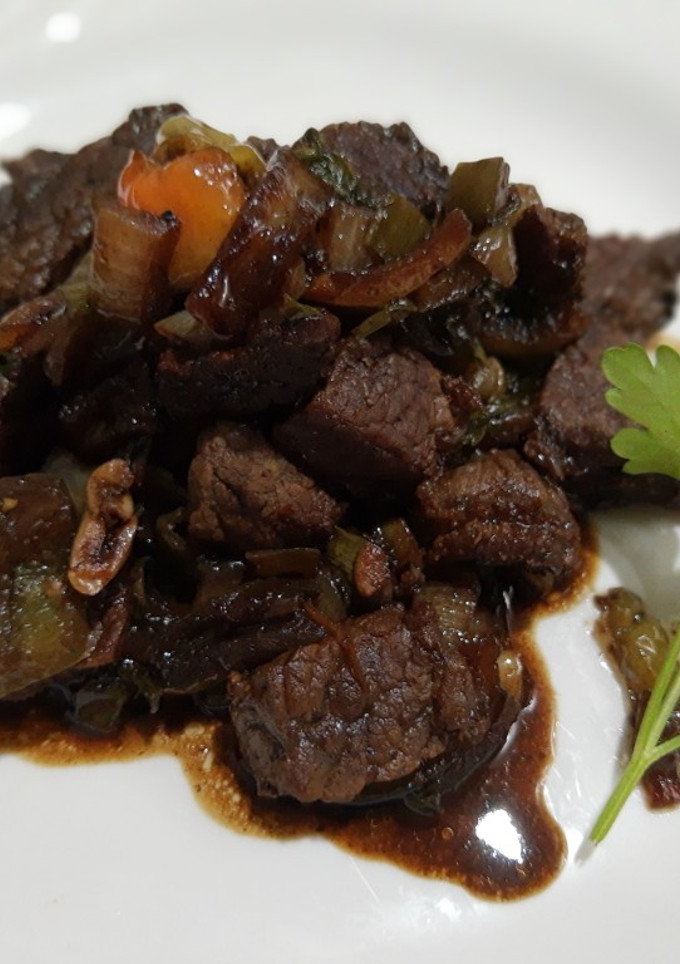 Una foto de Daditos de res con especias y salsa soya