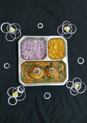 बटाटा वडा सांबर (Batata vada sambar recipe in marathi) रेसिपी चे मुख्य फोटो 