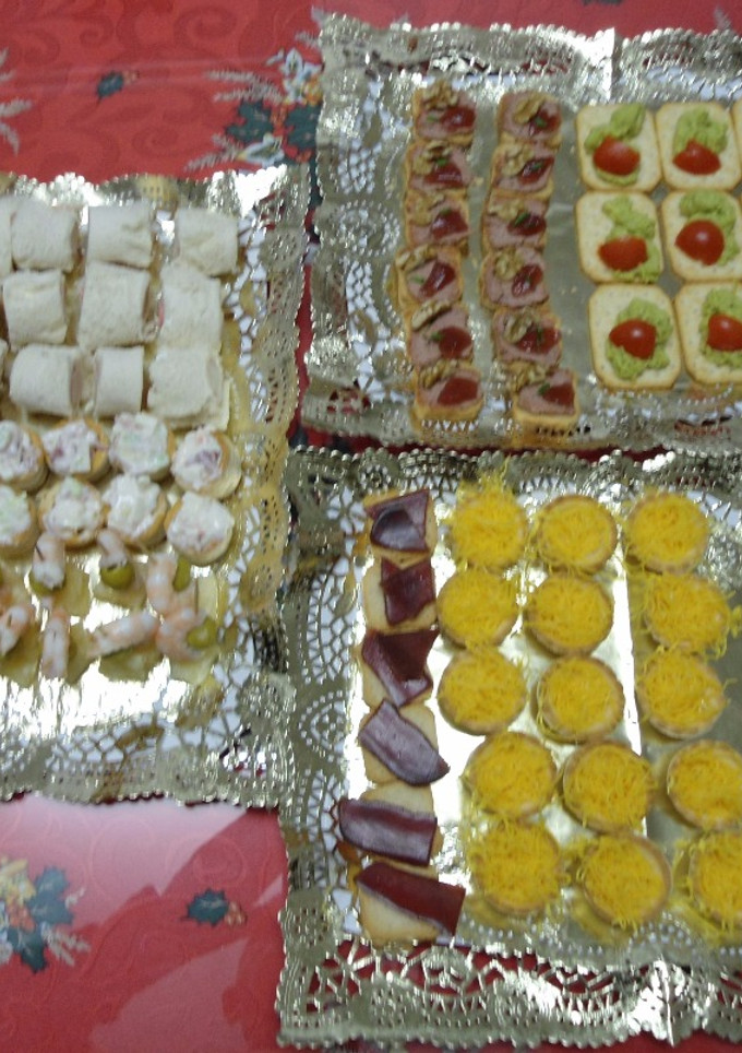 Una foto de Canapés de Navidad variados