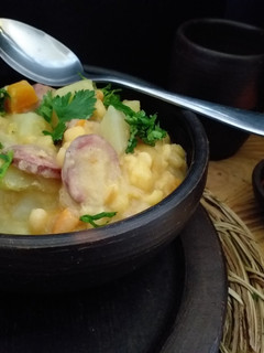 Una foto de Potaje de garbanzos y longaniza y patatas