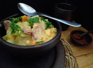 Una foto de Potaje de garbanzos y longaniza y patatas