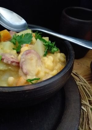 Una foto de Potaje de garbanzos y longaniza y patatas
