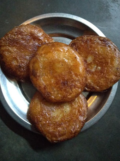 தேங்காய் பூ சர்க்கரை அதிரசம் (Thenkaai poo sarkarai athirasam recipe in tamil) செய்முறை முக்கிய புகைப்படம்