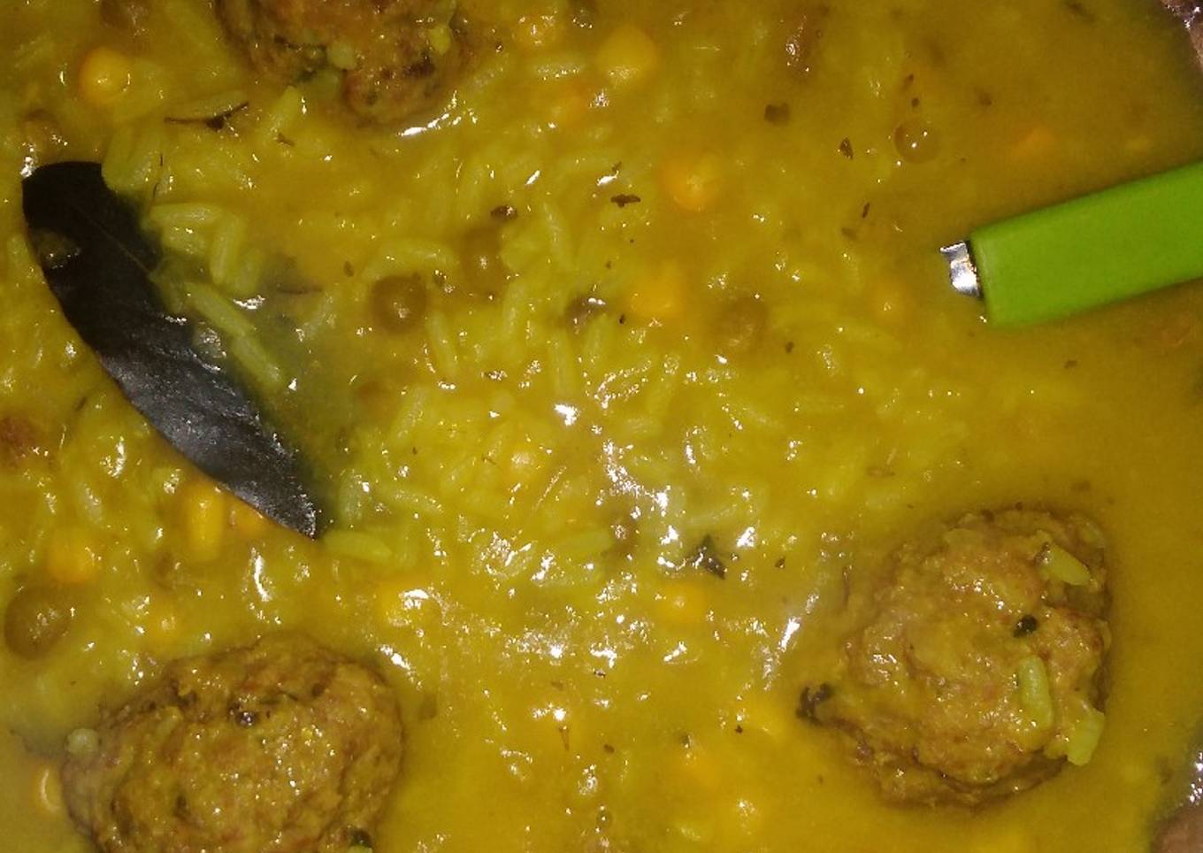Arroz amarillo con albóndigas