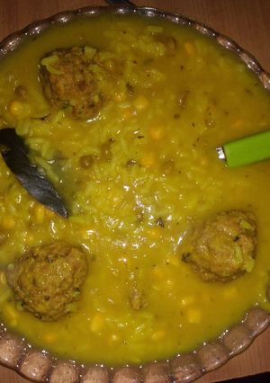 Una foto de Arroz amarillo con albóndigas