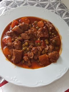 Una foto de Carne de ternera guisada con guisantes