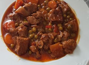 Foto principal de Carne de ternera guisada con guisantes