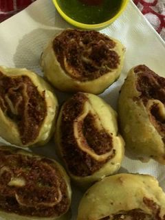 भाकरवड़ी स्टफ्ड साथ में मटर (Bhakarwadi stuffed with peas recipe in hindi) रेसिपी मुख्य फोटो