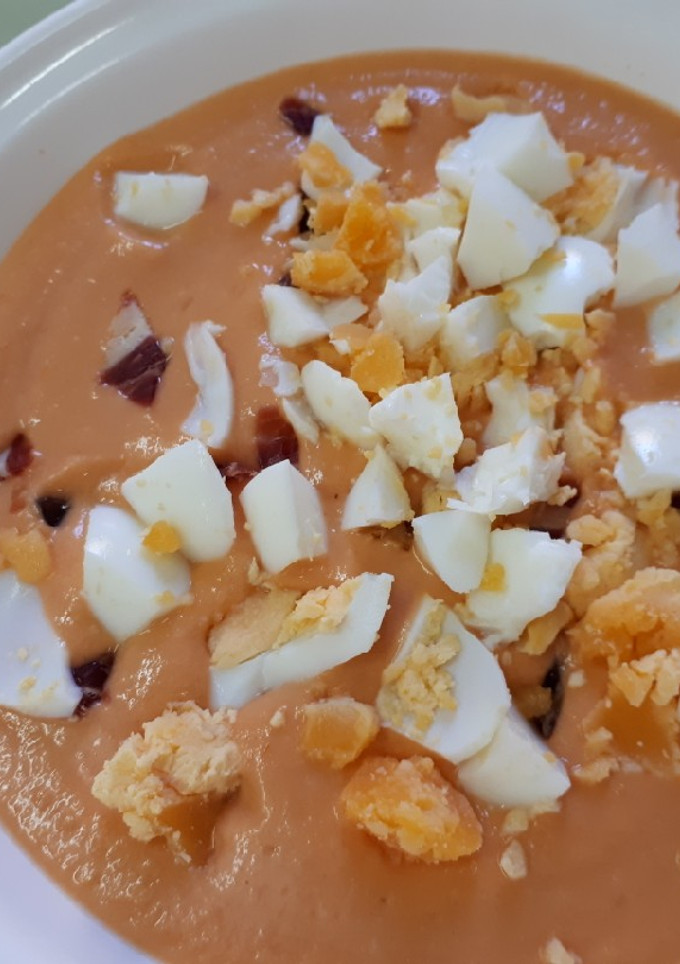 Una foto de Salmorejo con jamón y huevo duro
