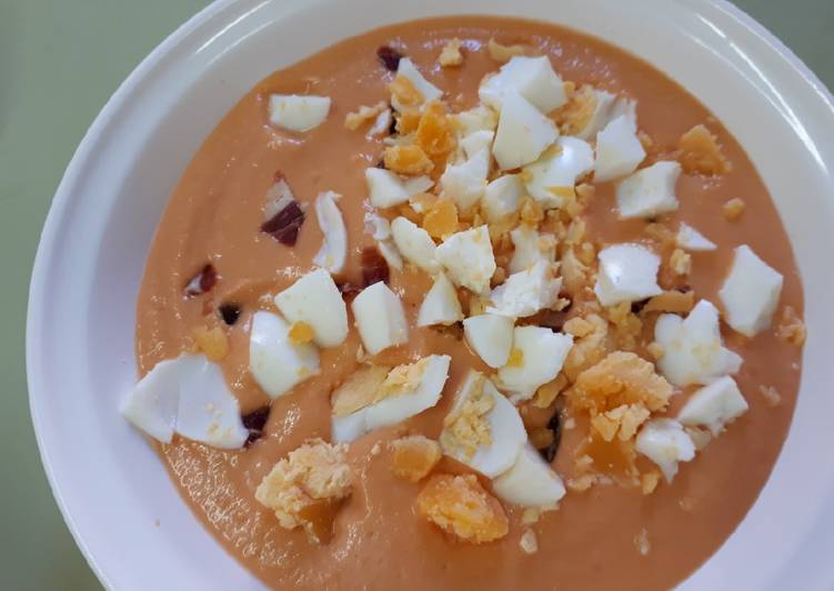 Salmorejo con jamón y huevo duro