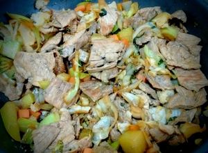 Una foto de Bisteces de puerco con verduras 👍✨🌼