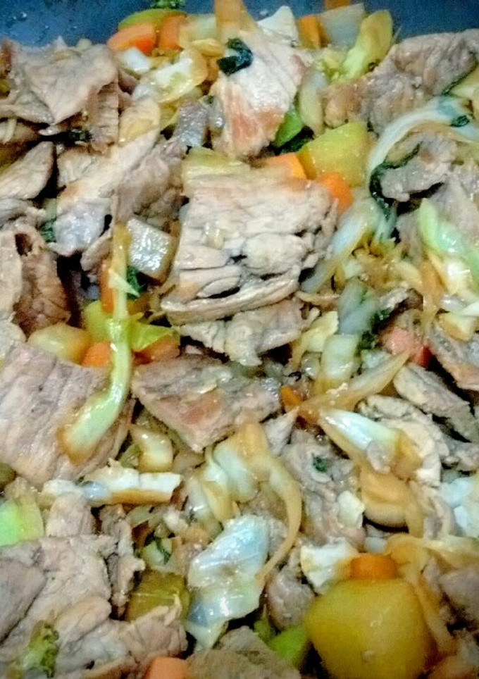 Una foto de Bisteces de puerco con verduras 👍✨🌼