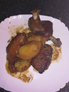Una foto de Cochinillo al horno con patatas y en la olla GM g