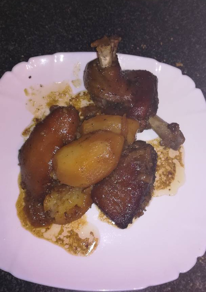 Una foto de Cochinillo al horno con patatas y en la olla GM g
