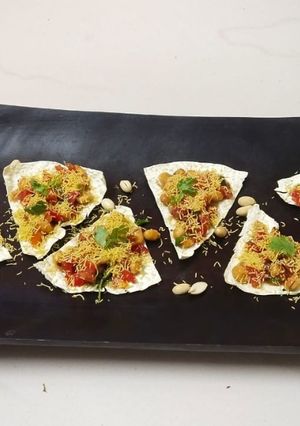 પાપડ પીનટ નાચોસ(Papad peanut nachos recipe in Gujarati) રેસીપી મુખ્ય ફોટો