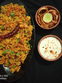 તવા પુલાવ(tava pulav recipe in gujarati) રેસીપી મુખ્ય ફોટો