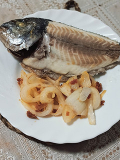 Una foto de Dorada a la sal con cebolla y longaniza