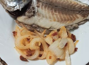 Foto principal de Dorada a la sal con cebolla y longaniza