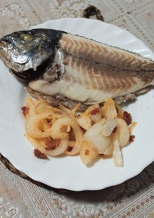 Una foto de Dorada a la sal con cebolla y longaniza
