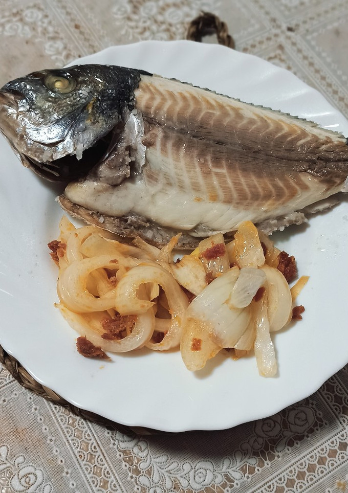 Una foto de Dorada a la sal con cebolla y longaniza