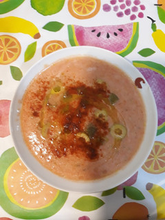Una foto de Sopa fría de tomates con mijo cocido y verduras crudas