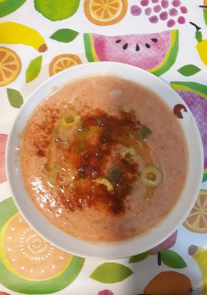 Foto principal de Sopa fría de tomates con mijo cocido y verduras crudas