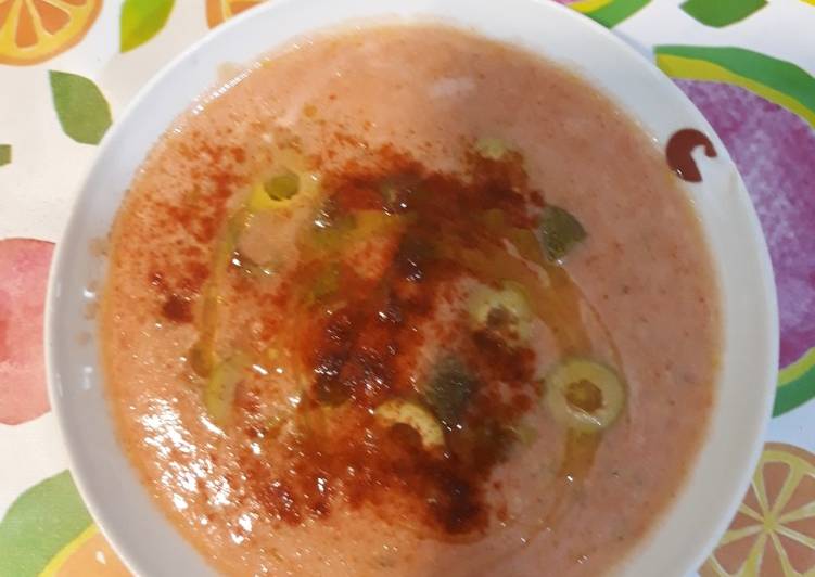Sopa fría de tomates con mijo cocido y verduras crudas