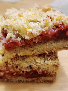 Una foto de Cuadrados de avena y frutillas