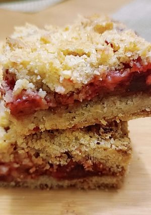 Una foto de Cuadrados de avena y frutillas