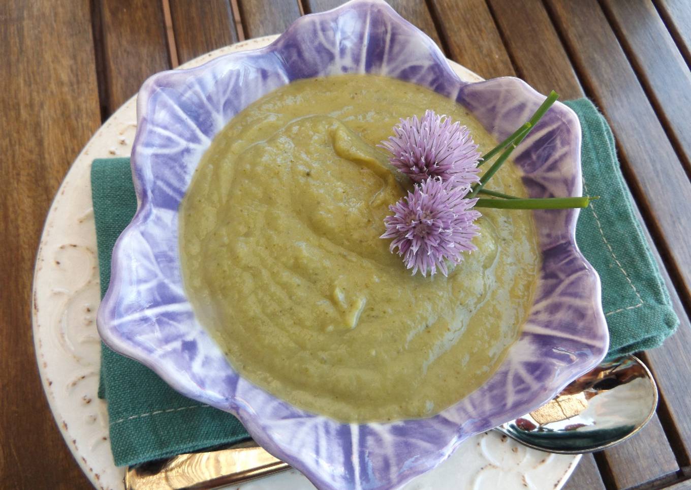 Crema de brécol y guisantes con almendra molida