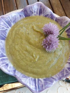 Una foto de Crema de brécol y guisantes con almendra molida