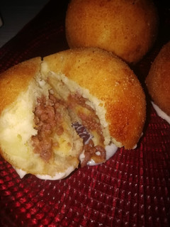 Una foto de Bolas de patatas rellenas de carne