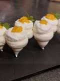 Meringues inversées, chantilly et compotée de clémentines