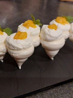 Une photo de Meringues inversées, chantilly et compotée de clémentines